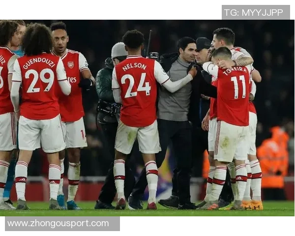 评论员分析弗兰克使用带枪手logo杯子是否合适赢球才是关键因素